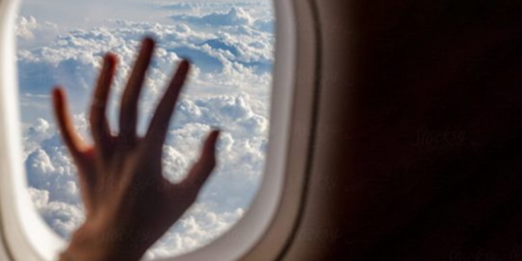VIDEO/ Pasagjeri hapi derën emergjente të aeroplanit derisa ishte në pistë, tha se dëshironte të merrte pak ajër të pastër