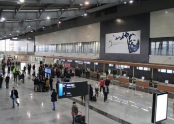 Arrestohen tre persona në aeroport, u kapën me barna të kontrabanduara
