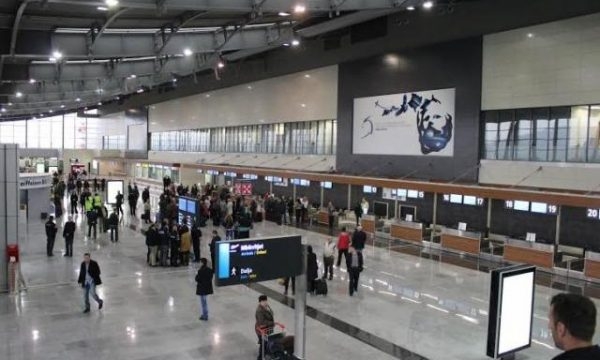 Arrestohen tre persona në aeroport, u kapën me barna të kontrabanduara