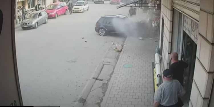 Publikohen pamje të rënda nga momenti kur shoferi përplas këmbësorin në Shqipëri