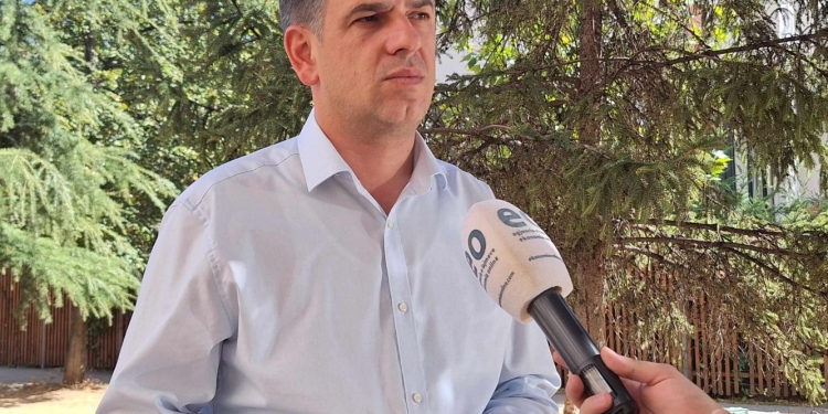 Politologu Maloku: Qasja diplomatike e qeverisë ka dëmtuar rëndë pozitën ndërkombëtare të Kosovës