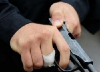 Pas një mosmarrëveshje, djali ia lë dy fishekë babait në dhomë, dërgohet në mbajtje