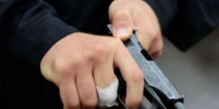 Pas një mosmarrëveshje, djali ia lë dy fishekë babait në dhomë, dërgohet në mbajtje