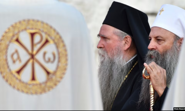 Nga lavdërimi te dekorimi: Qasja e Kishës Serbe ndaj kriminelëve të luftës