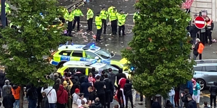 Makina futet në turmë gjatë festimeve të Liverpool FC, arrestohet një 53-vjeçar