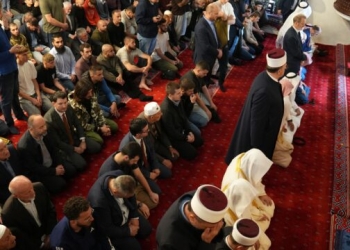 Imami i Qabesë fal namazin në Xhaminë e Madhe në Prishtinë, BIK publikon pamje