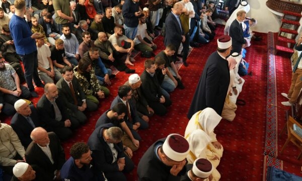 Imami i Qabesë fal namazin në Xhaminë e Madhe në Prishtinë, BIK publikon pamje