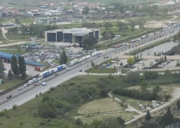 “Reuters” shkruan për protestën e bizneseve që bllokuan sot hyrjet e Prishtinës