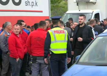 Bllokohen hyrjet e Prishtinës, kamionë, qytetarë e policë të shumtë (Pamje)