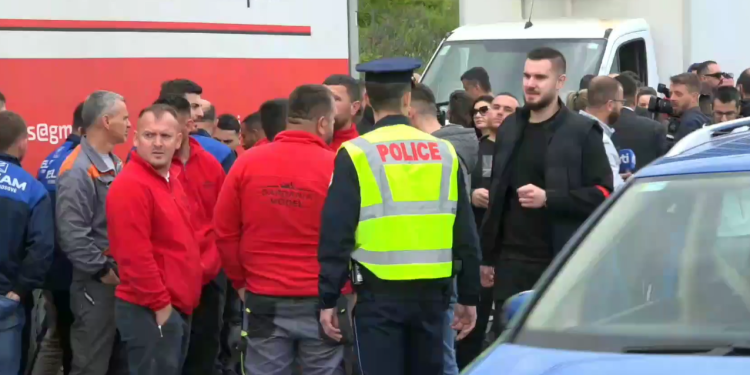 Bllokohen hyrjet e Prishtinës, kamionë, qytetarë e policë të shumtë (Pamje)
