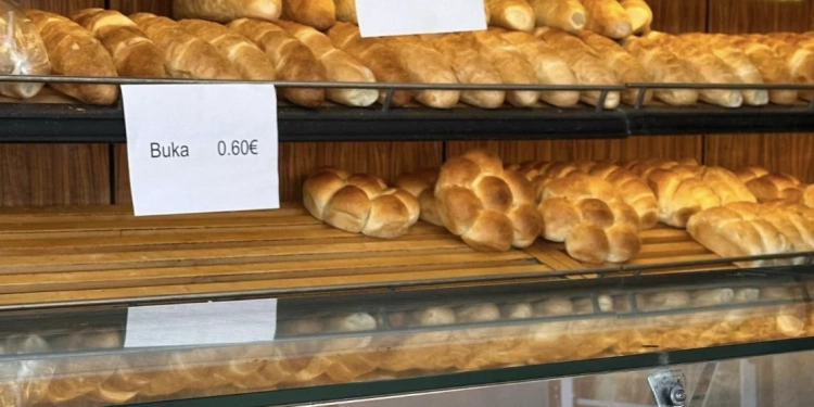 “Marrëveshje kartel”, në Prishtinë dhe Gjakovë çmimi i bukës u shtrenjtua me koordinim mes furrave