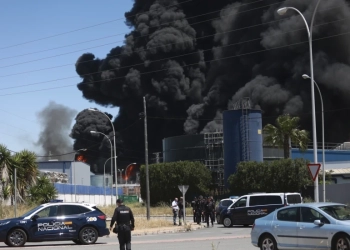 Shpërthen një fabrikë kimikatesh në Spanjë, banorëve u kërkohet të qëndrojnë brenda – alarm për mijëra qytetarë