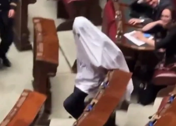 U vesh si fantazmë, deputeti italian përjashtohet nga Parlamenti