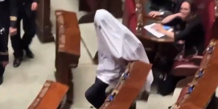 U vesh si fantazmë, deputeti italian përjashtohet nga Parlamenti