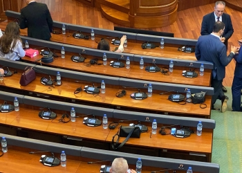 Deputetët e PDK-së vendosin fotot e Thaçit e Veselit para ulëseve të tyre në Kuvend