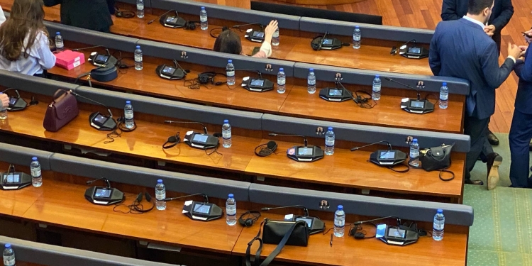 Deputetët e PDK-së vendosin fotot e Thaçit e Veselit para ulëseve të tyre në Kuvend