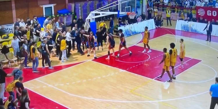 Tensione në Pejë, ndërpritet ndeshja Peja-Bashkimi