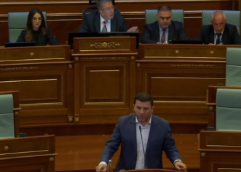Krasniqi i bëri thirrje të mos bëj shkelje kushtetuese, Dehari ia ndalë mikrofonin
