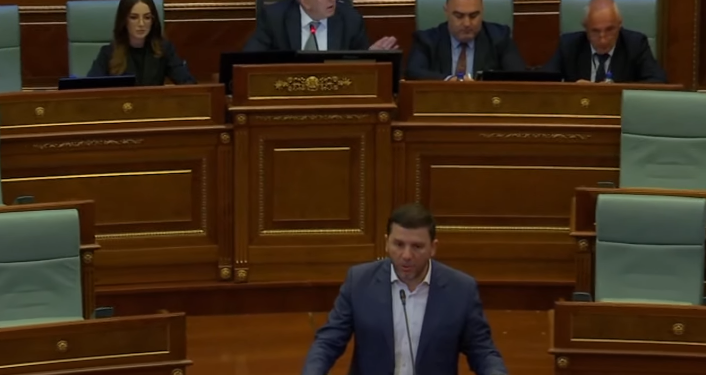 Krasniqi i bëri thirrje të mos bëj shkelje kushtetuese, Dehari ia ndalë mikrofonin