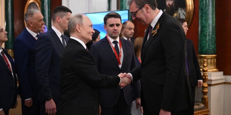 Socialistët dhe Demokratët evropianë dënojnë pjesëmarrjen e Vuçiqit në paradën e Putinit më 9 maj: Koha për sanksione ndaj Serbisë