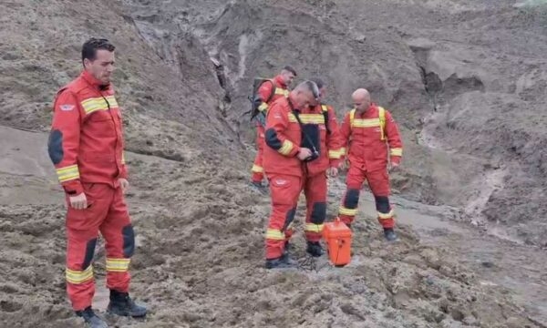Edhe FSK e përfshirë në kërkimet për 29 vjeçarin në Klos, Ministria shqiptare Mbrojtjes: Terreni i vështirë, ende asnjë gjurmë