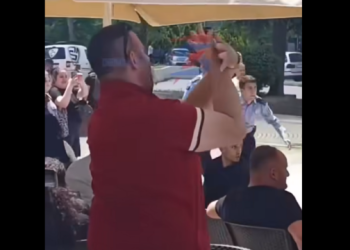 Maturantët serbë në veri dolën për festë në shesh, dikush ia bën shqiponjën – ndërhyn policia