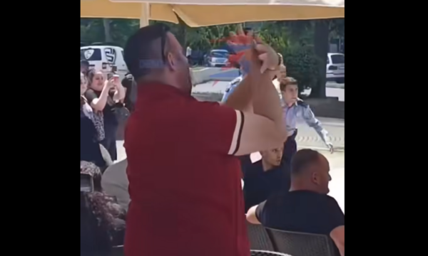 Maturantët serbë në veri dolën për festë në shesh, dikush ia bën shqiponjën – ndërhyn policia
