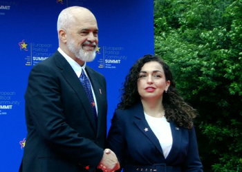 “Mirëserdhët”, Osmani arrin në Tiranë për samitin e Komunitetit Politik Europian