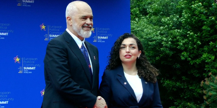 “Mirëserdhët”, Osmani arrin në Tiranë për samitin e Komunitetit Politik Europian