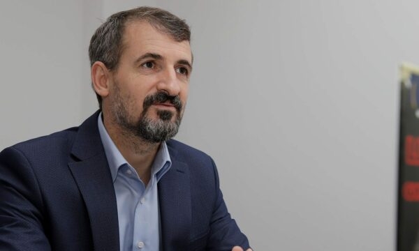 Miftaraj: Disa këshilltarë të Kurtit merakli të tregtisë me rrymë, pas 4 vitesh pushtet kanë më shumë pare e banesa