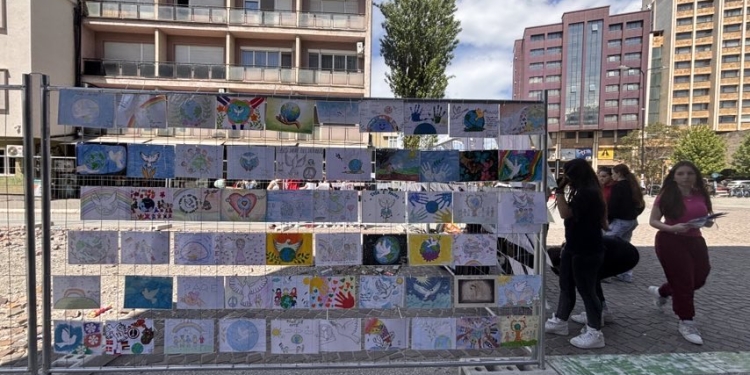 “Paqja përmes syve të fëmijëve”, ekspozita e fëmijëve për Ditën Ndërkombëtare të Fëmijëve
