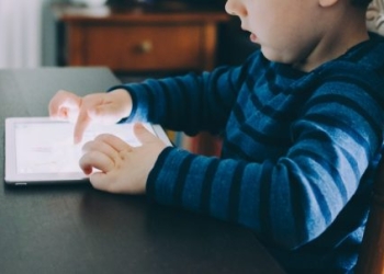 Fëmijët para ekranit: Si po u rrezikohet e ardhmja nga teknologjia?