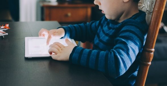 Fëmijët para ekranit: Si po u rrezikohet e ardhmja nga teknologjia?
