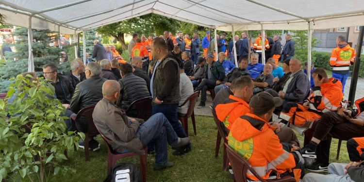 Punëtorët e ndërmarrjes “Pastrimi” po bëjnë grevë në tendë para Komunës së Prishtinës
