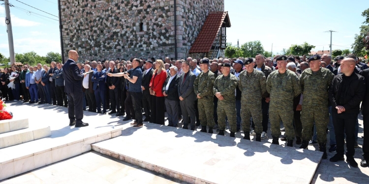 Haradinaj nderon heronjtë Arben dhe Luan Qerimaj: Ishte lufta e UÇK-së që krijoi aleancën me NATO-n dhe Amerikën