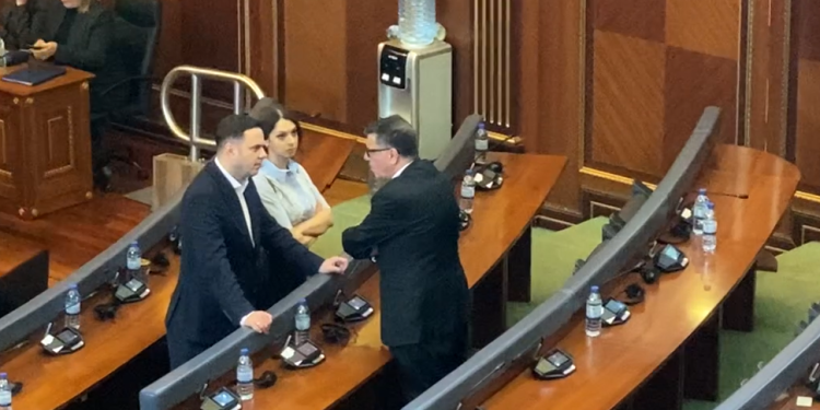 Abdixhiku, Haziri e Kica-Xhelili ndalen e bisedojnë pas dështimit të seancës
