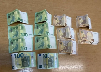 Imami i Junikut e gjen një kuletë me 1300 euro, e dorëzon në polici – paratë i kthehen pronarit