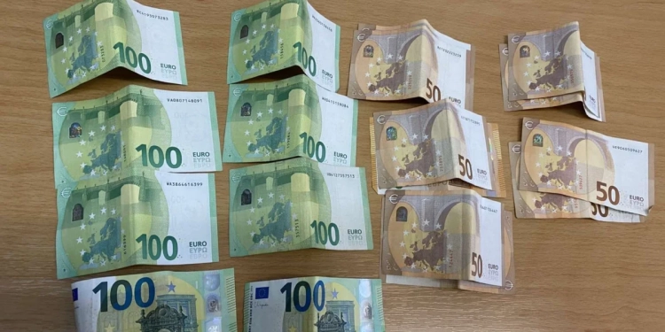 Imami i Junikut e gjen një kuletë me 1300 euro, e dorëzon në polici – paratë i kthehen pronarit