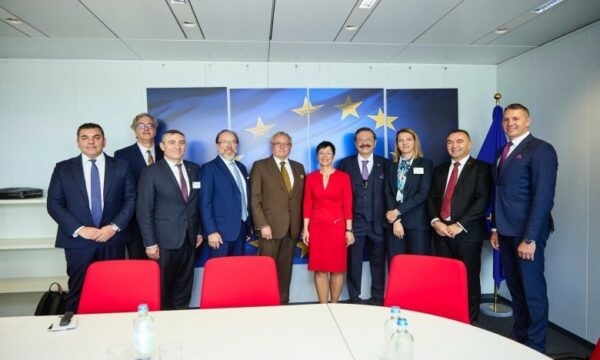 Rafuna takon komisioneren Kos, temë edhe masat e BE-së ndaj Kosovës