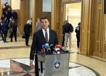 Krasniqi: Për Kurtin më e rëndësishme Albulena Haxhiu sesa një milion qytetarë