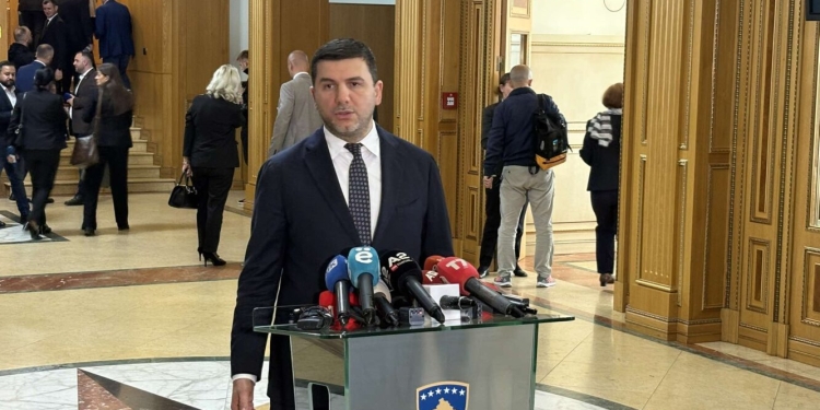 Krasniqi: Për Kurtin më e rëndësishme Albulena Haxhiu sesa një milion qytetarë