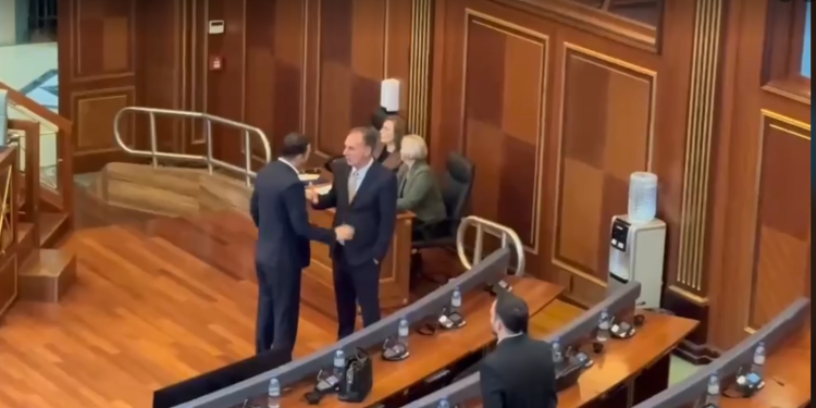 Limaj e Abdixhiku flasin para seancës