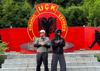I dashuri i Loredanës viziton memorialin e UÇK-së në Shtërpcë, e bën simbolin e shqiponjës