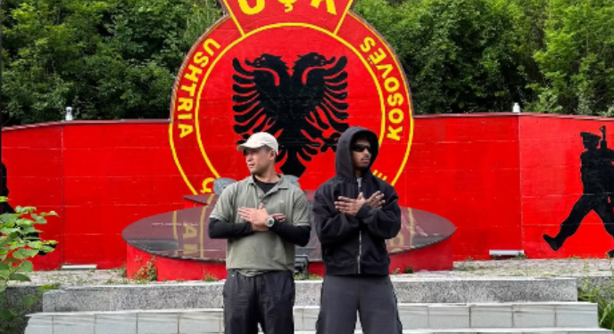 I dashuri i Loredanës viziton memorialin e UÇK-së në Shtërpcë, e bën simbolin e shqiponjës