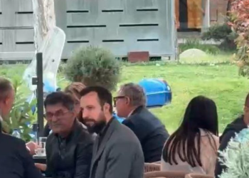 Nait Hasani shihet në kafe me Shqipe Selimin e Arben Vitinë
