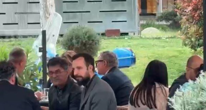 Nait Hasani shihet në kafe me Shqipe Selimin e Arben Vitinë