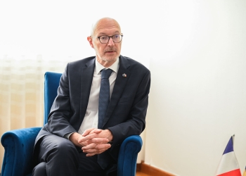 Guerot: Heqja e masave tash s’do të kishte rol të madh, Kosova ende pa institucione