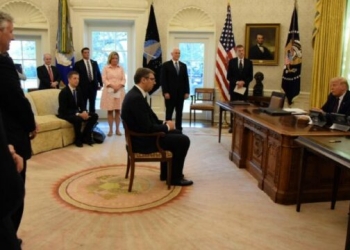 POKS akuzon Vuçiqin: U përpoq të hynte në darkën e Trumpit me emër të rremë si Aleks Vuçi