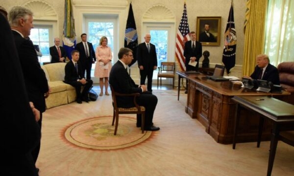 POKS akuzon Vuçiqin: U përpoq të hynte në darkën e Trumpit me emër të rremë si Aleks Vuçi