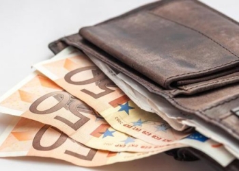 Shtime: Qytetari dorëzon në polici portofolin me 160 euro dhe dokumente personale